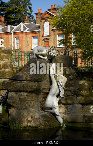 Marmor-Skulpturen von Nymphen aus dem italienischen / römischen Atelier von Orazio Andreoni; jetzt im Garten des York House, Twickenham. VEREINIGTES KÖNIGREICH. Stockfoto