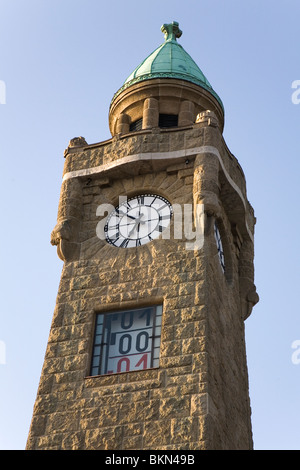 Der Pegelturm (Wasserstand Turm) an den Landungsbrücken (Landung Brücken) in St. Pauli, Hamburg, Deutschland. Stockfoto