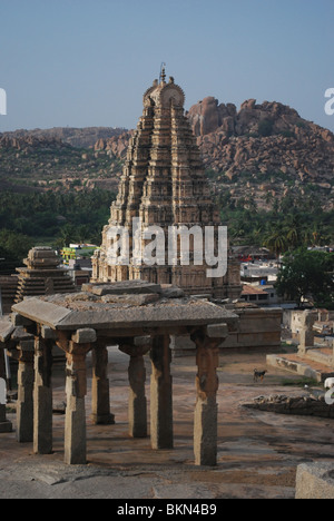 Der Virupaksha-Tempel von Hermakuta Hill in Hampi Indien betrachtet Stockfoto