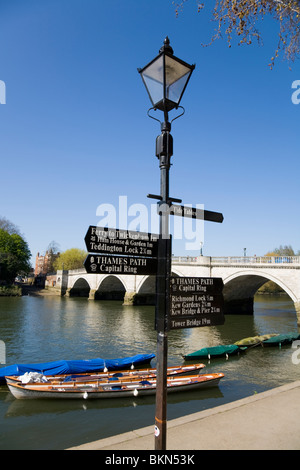 Laternenpfahl mit Wegweiser / Schilder für Thames Path; Hauptstadt-Ring; Twickenham. Nr Richmond Bridge, Richmond upon Thames. VEREINIGTES KÖNIGREICH. Stockfoto