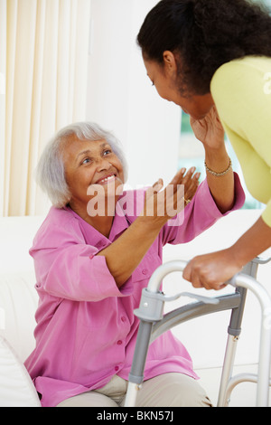 Afroamerikanische Frau senior Mutter zu helfen Stockfoto