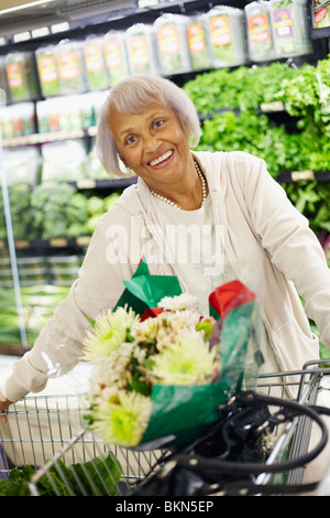 Senior-afroamerikanische Frau einkaufen im Supermarkt Stockfoto