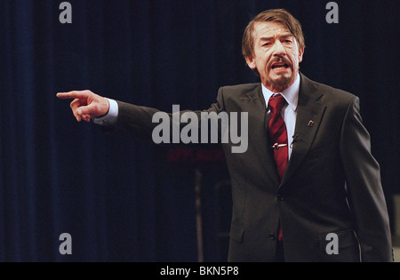 V WIE VENDETTA (2005) JOHN VERLETZT VFOR 001-01 Stockfoto