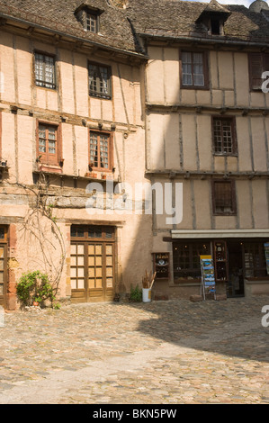 Wunderschöne mittelalterliche romanische Architektur in Place de L'Eglise in der alten Stadt von Conques Aveyron Midi-Pyrenäen-Frankreich Stockfoto