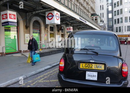 Londons berühmte schwarze Taxis warten Tarife auf dem Vorplatz des Charing Cross Station am Strand. Stockfoto