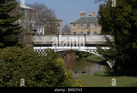 eiserne Brücke im Pavillon Gärten Buxton Derbyshire England UK Stockfoto