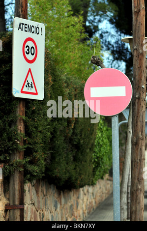 Trafiic Zeichen foun in vielen Städten in Barcelona, Katalonien, Spanien Stockfoto