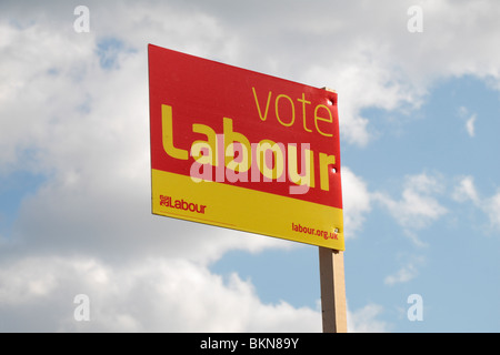 Melden Sie sich für die Labour-Partei Wahlkampf 2010 General vor einem Haus in West London, Mai 2010. Stockfoto