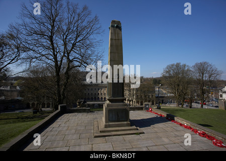 Buxton Kriegerdenkmal am Hang mit Blick auf den Halbmond Buxton Derbyshire England UK Stockfoto