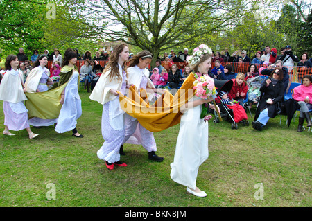 Die "May Queen" Parade, The Ickwell May Day Festival, Ickwell Green, Ickwell, Bedfordshire, England, Vereinigtes Königreich Stockfoto