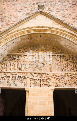 Conques Tympanon Arch in westliche Fassade der Kirche St. Foy Aveyron Zentralmassiv Midi-Pyrenäen Frankreich Stockfoto