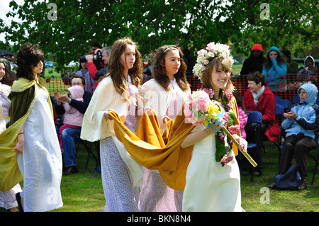 Die "May Queen" Parade, The Ickwell May Day Festival, Ickwell Green, Ickwell, Bedfordshire, England, Vereinigtes Königreich Stockfoto