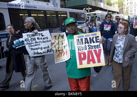 AFL-CIO und anderen Gewerkschaften Mitglieder marschieren an die Wall Street entlang Broadway anspruchsvolle gute Jobs und die Banken & Pay-Wall Street ihre Stockfoto