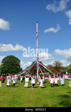 Kinder tanzen um den Maibaum, The Ickwell May Day Festival, Ickwell Green, Ickwell, Bedfordshire, England, Vereinigtes Königreich Stockfoto