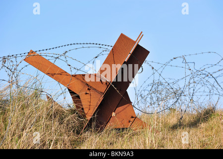 Barbwire und tschechischen Igel, einer statischen Panzerabwehr Hindernis Verteidigung aus dem 2. Weltkrieg an einem Strand der Normandie entlang der Atlantik-Wall, Frankreich Stockfoto