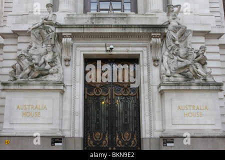 Die herrliche Haupteingang nach Australien Haus in London. Feine Stein Skulpturen schmücken jedes Seite der Eiserne Eingangstüren. Stockfoto