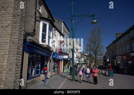 Frühling Garten Fußgängerzone einkaufen Straße Buxton Derbyshire England UK Stockfoto