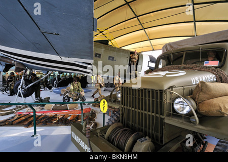 Weltkrieg zwei Fahrzeuge, Uniformen und Waffen der amerikanischen Armee in das Airborne Museum in Sainte-Mère-Église, Normandie, Frankreich Stockfoto