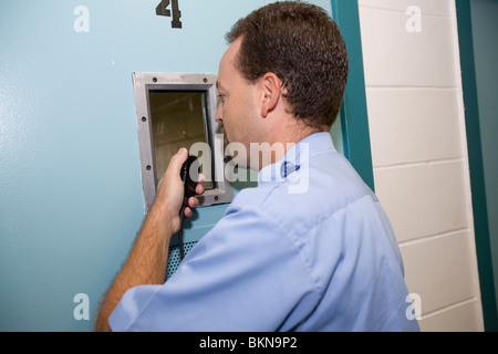 Korrekturen Offizier Blick durch Fenster in Zellentür. Nebraska State Penitentiary, Lincoln, Nebraska, USA. Stockfoto