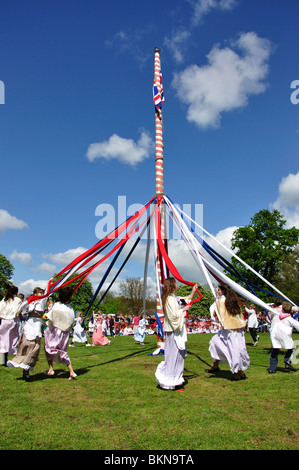 Kinder tanzen um den Maibaum, The Ickwell May Day Festival, Ickwell Green, Ickwell, Bedfordshire, England, Vereinigtes Königreich Stockfoto