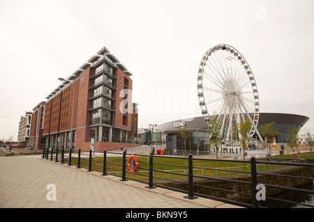 Jurys Inn Hotel mit Riesenrad und Echo Arena in Liverpool UK Stockfoto