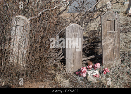 Drei alte Friedhof Markierungen kennzeichnen nicht identifizierte Grabstellen in einer vergessenen Friedhofs in der Geisterstadt von White Oaks, New Mexico. Stockfoto