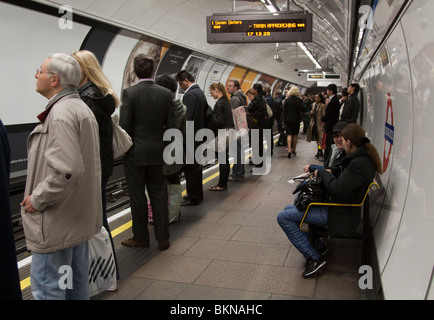 Rush Hour - Victoria Line Plattform - U-Bahn-Station Oxford Circus - London Abend Stockfoto