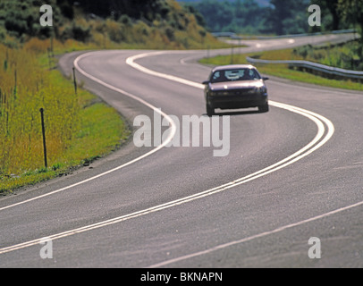 Fahrzeug auf kurvigen Straße, U.S. Highway 89, geschwungene durch Yankee Jim Canyon Park County, Montana, USA. Stockfoto