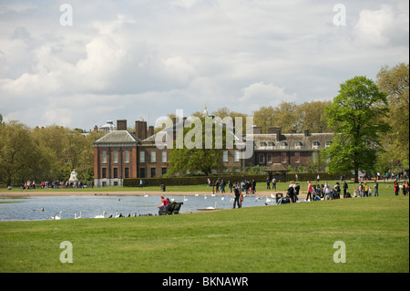 Eine Ansicht des Kensington Palace mit Leuten am runden Teich im Vordergrund, Mai 2010 Stockfoto