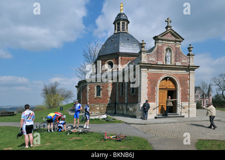 Radfahrer, die Reparatur Fahrrad auf die Muur van Geraardsbergen / Grammont und die Kapelle unserer lieben Frau von der alten Berg, Belgien Stockfoto