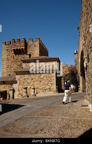 Ermita De La Paz und Turm Bujaco im historischen Zentrum von Cáceres, Extremadura, Spanien Stockfoto