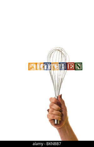 Frau mit einem Schneebesen, der Kinder hält blockiert Schreibweise "Küche" Stockfoto