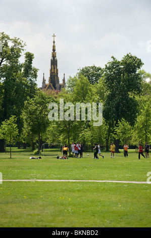 Menschen Sie spielen Fußball in den Kensington Gardens mit dem Albert Memorial im Hintergrund, Mai 2010 Stockfoto