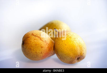 3 reife Birnen auf weißem Untergrund angeordnet Stockfoto