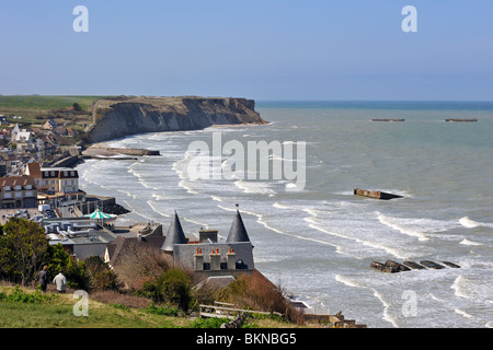 Weltkrieg zwei Phoenix-Senkkästen bilden einen improvisierten Mulberry Hafen am Goldstrand während des 2. Weltkrieges in Arromanches, Normandie, Frankreich Stockfoto