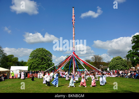 Kinder tanzen um den Maibaum, The Ickwell May Day Festival, Ickwell Green, Ickwell, Bedfordshire, England, Vereinigtes Königreich Stockfoto