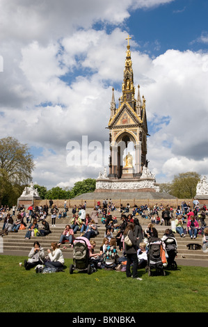 Eine Menge Leute genießen die Mai-Sonne und picknicken vor das Albert Memorial, London, 2010 Stockfoto