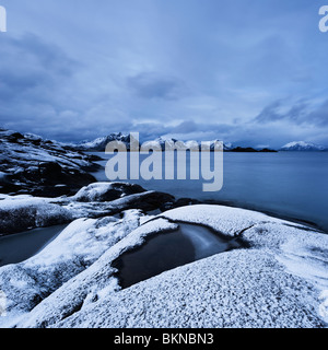 Schneebedeckte Felsenküste in Stamsund, Leknes, Lofoten Inseln, Norwegen Stockfoto