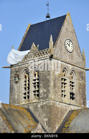 Weltkrieg zwei Fallschirm Denkmal zu Ehren des WW2 Fallschirmspringer John Steele am Kirchturm, Sainte-Mère-Église, Normandie, Frankreich Stockfoto