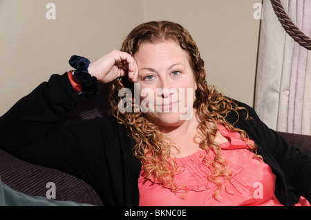 Jodi Picoult bei einem literarischen Mittagessen, starten Sie ihr neues Buch genannt Hausordnung. Sie sitzt entspannt im Gespräch mit Gästen auf das Mittagessen. Stockfoto