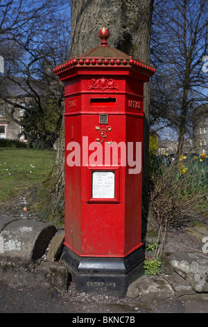 roten sechseckigen Penfold viktorianischer Briefkasten der quadratischen Buxton Derbyshire England UK Stockfoto