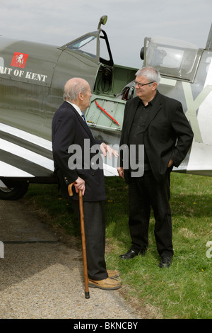 Veteran Weltkrieg zwei Spitfire-Pilot Peter Ayerst (mit Stick) erzählt seine Geschichte, Marcel Deschamps. Stockfoto