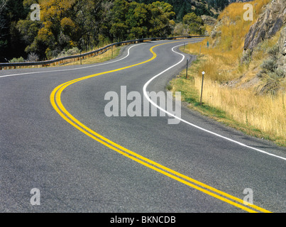 Kurvenreiche Straße, U.S. Highway 89, Kurven durch Yankee Jim Canyon im Herbst, Park County, Montana, USA. Stockfoto