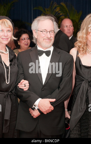 Regisseur Steven Spielberg und seine Frau Schauspielerin Kate Capshaw erreichen der White House Correspondents' Association Dinner. Stockfoto