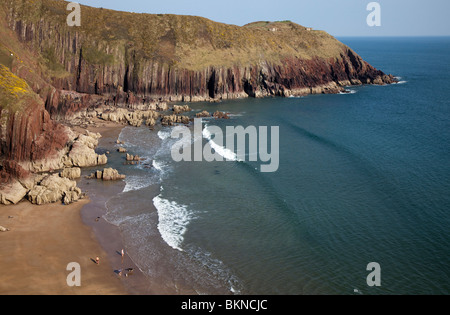 Leute mit Hunden am einsamen Strand an der Küste von Pembrokeshire nahe Manorbier Wales UK Stockfoto