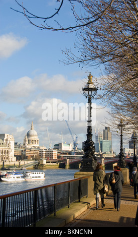 Menschen zu Fuß entlang Südufer-Promenade, Blick auf St. Pauls Cathedral, London, UK Stockfoto