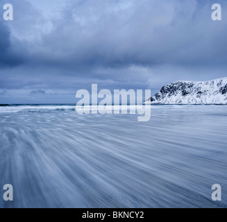 Wellen bewegen sich über Skagsanden Strand, Flakstad, Flakstadøy, Lofoten Inseln, Norwegen Stockfoto