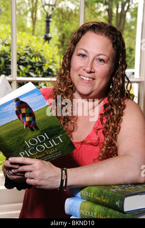 Jodi Picoult bei einem literarischen Mittagessen, starten Sie ihr neues Buch genannt Hausordnung. Sie sitzt entspannt lesen einen Auszug aus ihrem Buch. Stockfoto