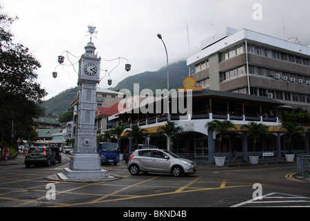 Clock Tower und Restaurants in Victoria, Mahe, Seychellen, Afrika Stockfoto