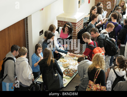 Schülerinnen und Schüler treffen auf eine nach der Schule Backen Verkauf Spendenaktion. Stockfoto